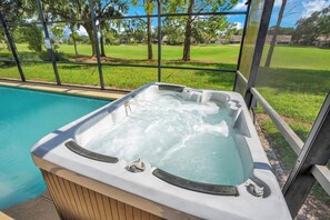 Un jacuzzi con vista a un campo de golf.