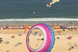 Une plage avec un grand objet circulaire au premier plan, qui pourrait être un cerf-volant.