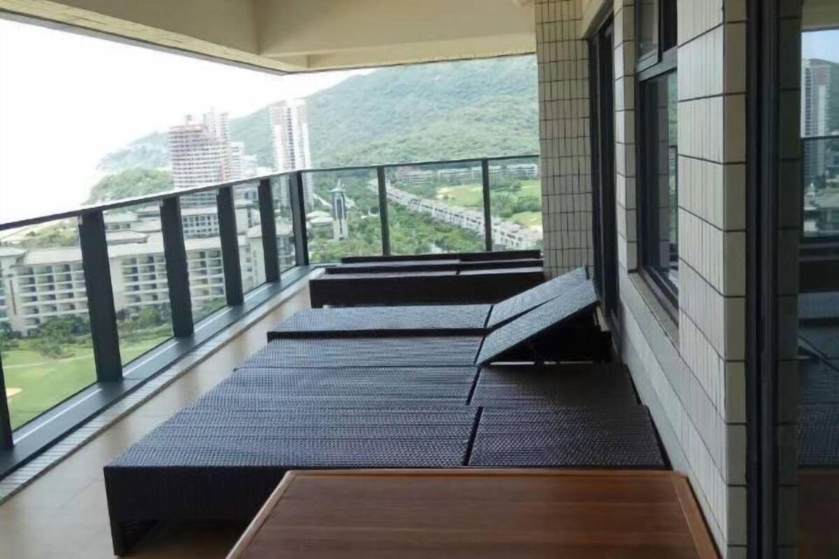 Ein Balkon mit Blick auf eine Stadtlandschaft und Berge.