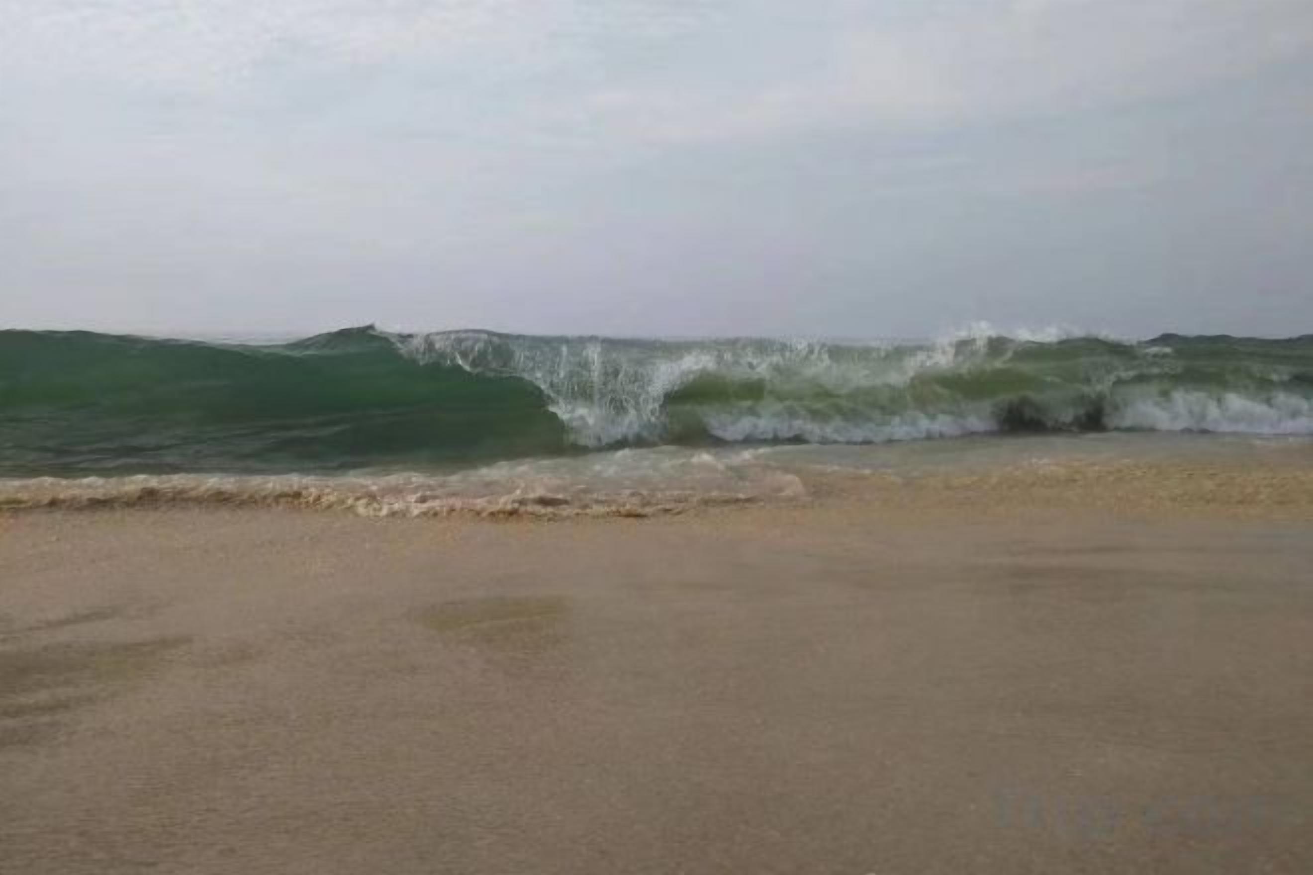 Ein Strand mit ankommenden Wellen.
