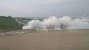 Una playa con olas rompiendo en la orilla.