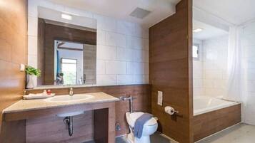 Villa Deluxe, 1 habitación, vista a la alberca | Baño | Amenidades de baño gratuitas, secadora de cabello, jabón, shampoo