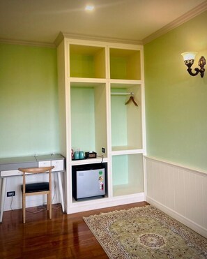 عناصر مجانية داخل الميني بار ومكتب وواي فاي مجانًا وملاءات أسرّة