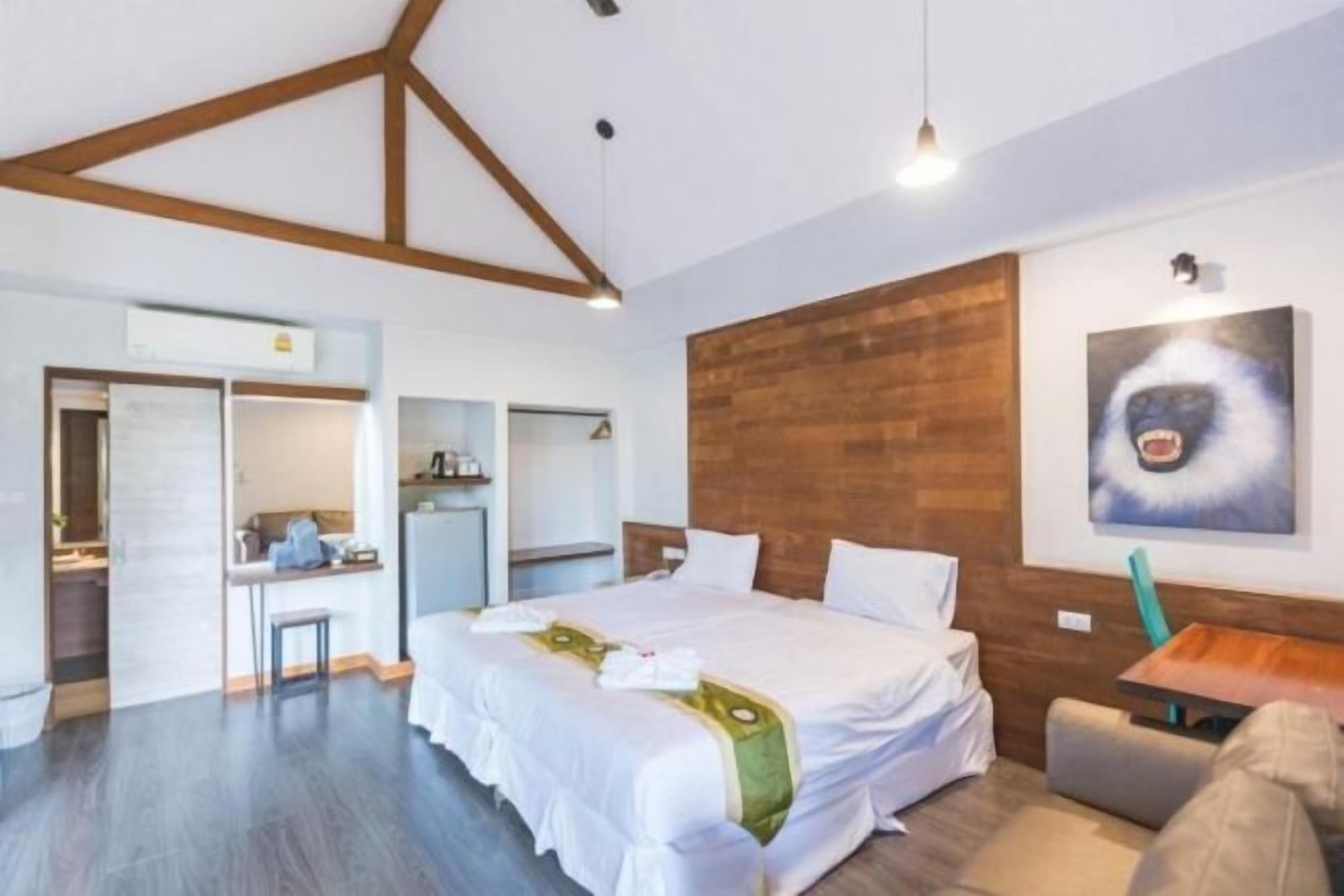 Kostenlose Minibar, Schreibtisch, kostenloses WLAN, Bettwäsche