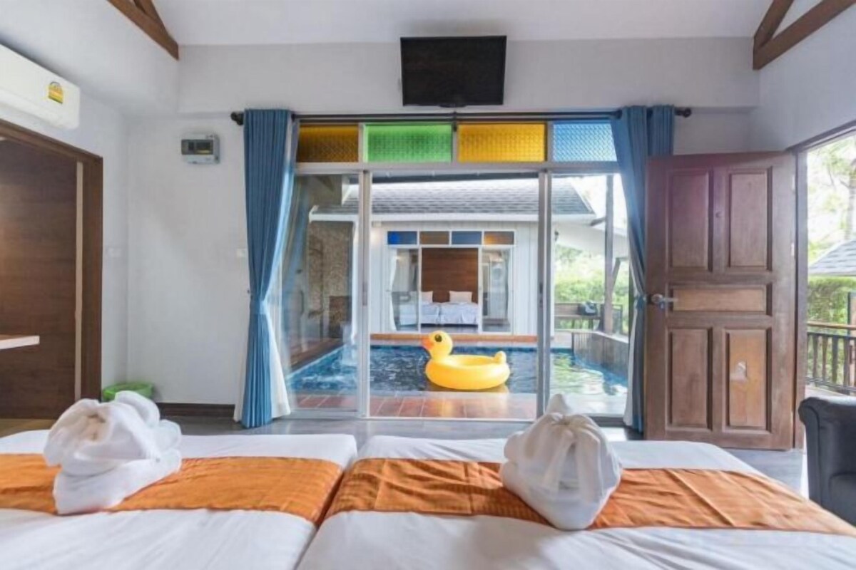 Minibar (free items), desk, rollaway beds (surcharge), WiFi (free)