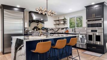 Refrigerador, microondas, horno y parrilla de estufa