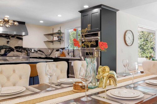 Modern Mountain View Getaway w| Huge Outdoor Space