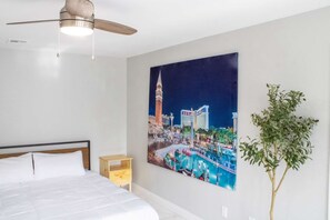 5 bedrooms, desk, iron/ironing board, travel cot - The Stone Sanctuary Northwest: Heated* Pool, Projector, Arcade Game, Billiards, Family Park Adjacent (Clark County)