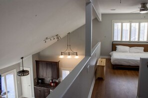 5 Schlafzimmer, Schreibtisch, Bügeleisen/Bügelbrett, Reisekinderbett