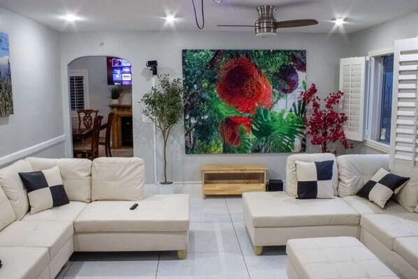 Fernseher, Kamin, Videospiele, Tischfußball