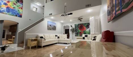 Fernseher, Kamin, Videospiele, Tischfußball