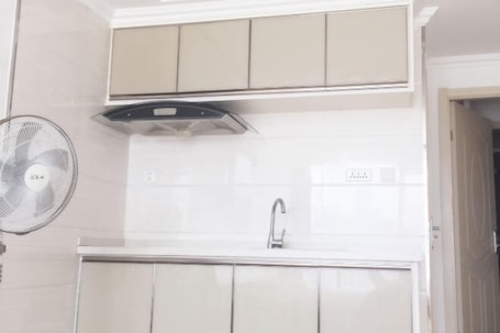 Private kitchen. Kaixuan Shidai Family Apartment