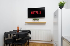 Dining - Cozy 2-bed Flat w/ Driveway & Garden, Wembley (Wembley)