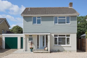 Exterior - Meadow Drive, spacious and modern family home (Bembridge)