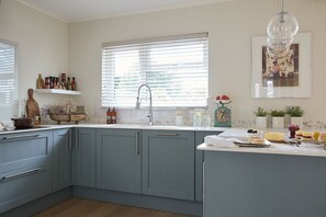 Fridge, oven, stovetop, dishwasher - Meadow Drive, spacious and modern family home (Bembridge)