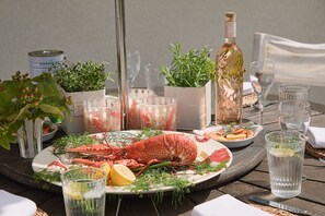 Outdoor dining - Meadow Drive, spacious and modern family home (Bembridge)