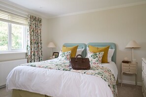 3 bedrooms, iron/ironing board, WiFi, bed sheets - Meadow Drive, spacious and modern family home (Bembridge)