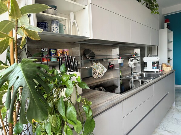 Microwave, oven, stovetop, dishwasher - Gorgeous apartment just minutes from the Duomo in Prada Foundation district (Milano)
