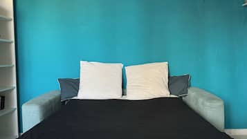 Iron/ironing board, WiFi, bed sheets