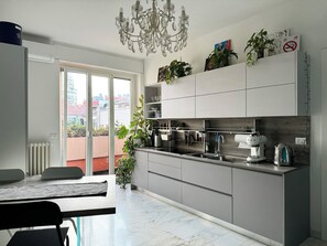 Microwave, oven, stovetop, dishwasher - Gorgeous apartment just minutes from the Duomo in Prada Foundation district (Milano)