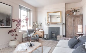 تلفزيون ذكي، مدفأة، ألعاب فيديو، كُتُب