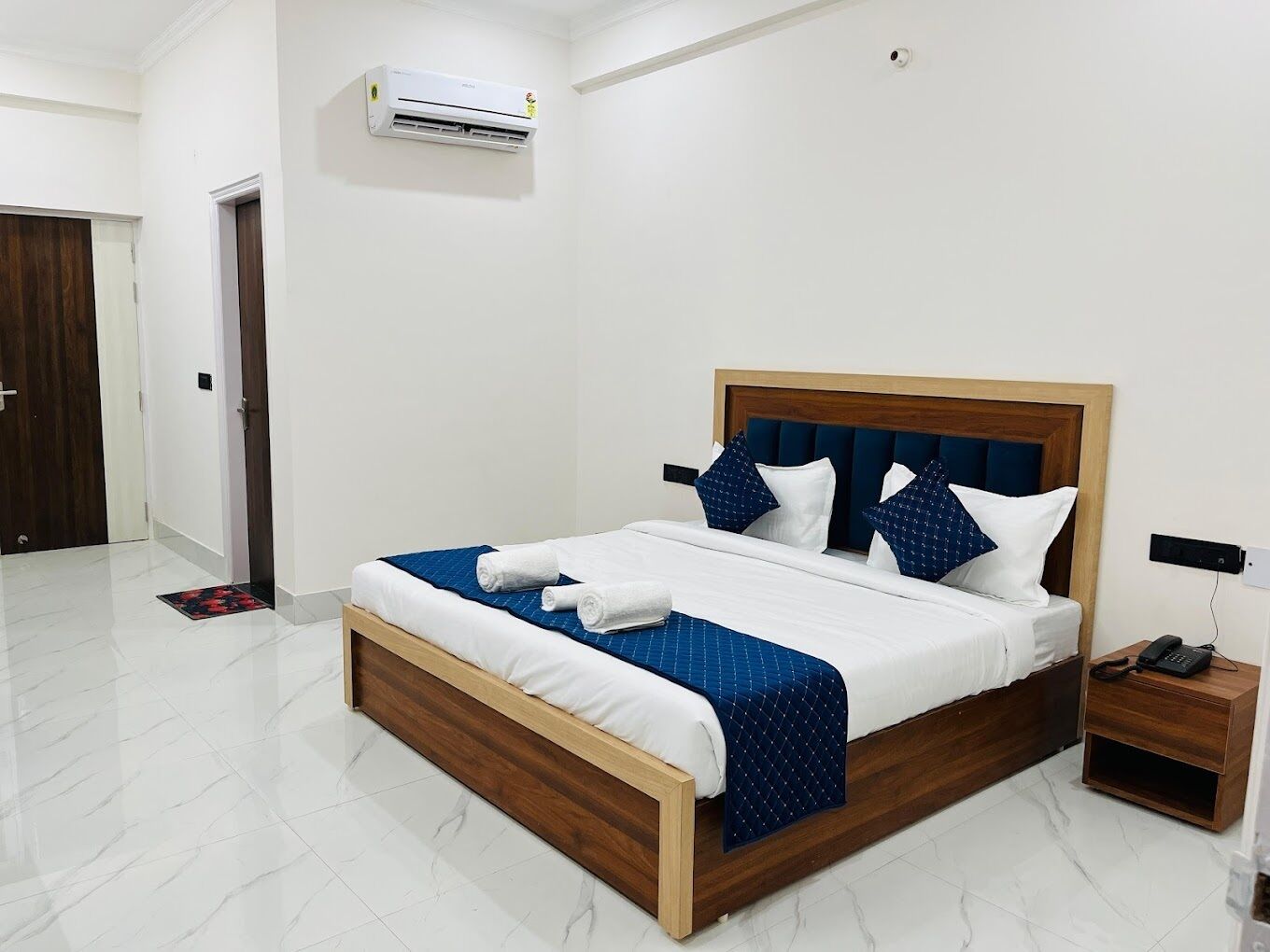 Laptop workspace, iron/ironing board, free WiFi, wheelchair access