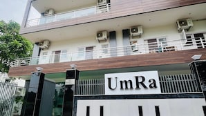 Un edificio de varios pisos con un letrero que dice "UmRa" en la entrada.