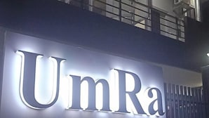 Un letrero con el texto 'UmRa' iluminado en una tipografía moderna y audaz.