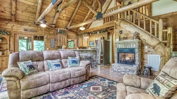 Téléviseur, foyer, lecteur de DVD, table de baby-foot