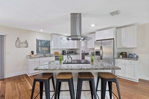 冷蔵庫、電子レンジ、オーブン、コンロ