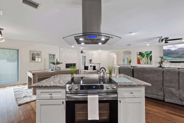 冷蔵庫、電子レンジ、オーブン、コンロ