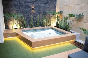 Outdoor spa tub - Casa Brisbane (Cali)