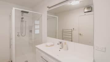 Een douche, een haardroger, handdoeken