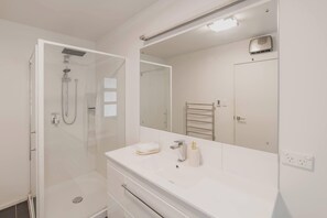 Shower, hair dryer, towels, shampoo - Starry Slumber - Your Cozy Retreat in Lake Tekapo (Lake Tekapo)