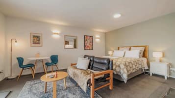 1 slaapkamer, een strijkplank/strijkijzer, wifi, beddengoed