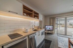 Microondas, placa de cocina, lavavajillas y cafetera o tetera