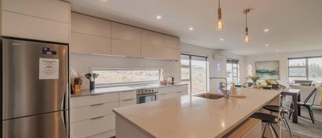 Réfrigérateur, four à micro-ondes, un four, surface de cuisson