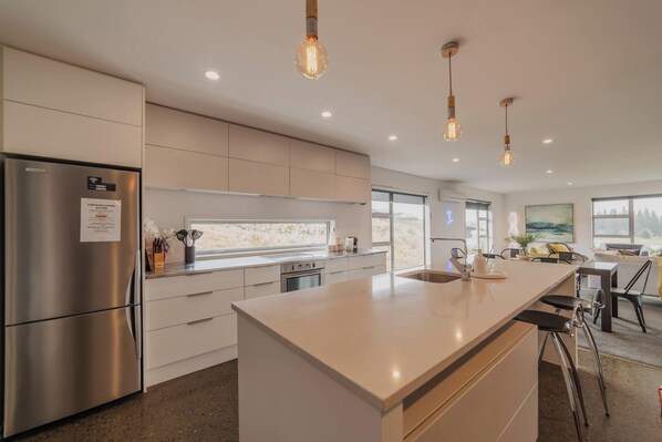 Fridge, microwave, oven, stovetop - Ohana Hillside Haven - Serene Getaway (Lake Tekapo)