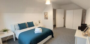 2 habitaciones, tabla de planchar con plancha, wifi y ropa de cama 