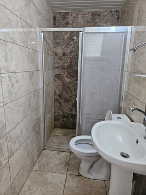 Sturta, handklæði, sápa, sjampó