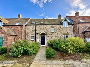 Exterior - Stunning Coastal Cottage - Sleeping 6 in 3 Bedrooms - Pool and Beach Access Included. (Filey)