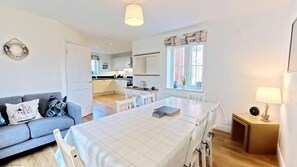 Interior - Stunning Coastal Cottage - Sleeping 6 in 3 Bedrooms - Pool and Beach Access Included. (Filey)