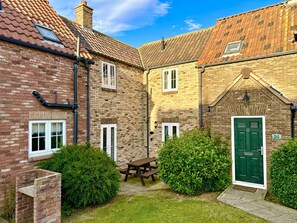 Exterior - Stunning Coastal Cottage - Sleeping 6 in 3 Bedrooms - Pool and Beach Access Included. (Filey)