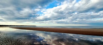 Stunning Coastal Cottage - Sleeping 5 in 2 Bedrooms - Pool and Beach Access Included.