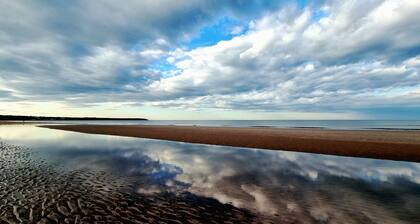 Stunning Coastal Cottage - Sleeping 5 in 2 Bedrooms - Pool and Beach Access Included.