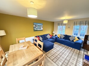 Smart TV, ping pong - Stunning Coastal Cottage - Sleeping 5 in 2 Bedrooms - Pool and Beach Access Included. (Filey)