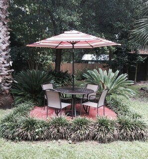 Outdoor dining - The Garden Retreat~Pet Paradise in Charming Ocean Springs, MS. Premier Hostess

 (Ocean Springs)