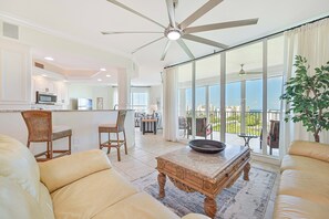 TV - Luxury 9th Floor Condo at The Dunes ~ Walk to Beaches! (Naples)