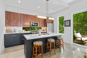 Een koelkast, een microgolfoven, een oven, een vaatwasser