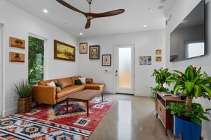 Smart TV, stereo - Modern Treehouse Retreat, Cold Plunge (Austin)